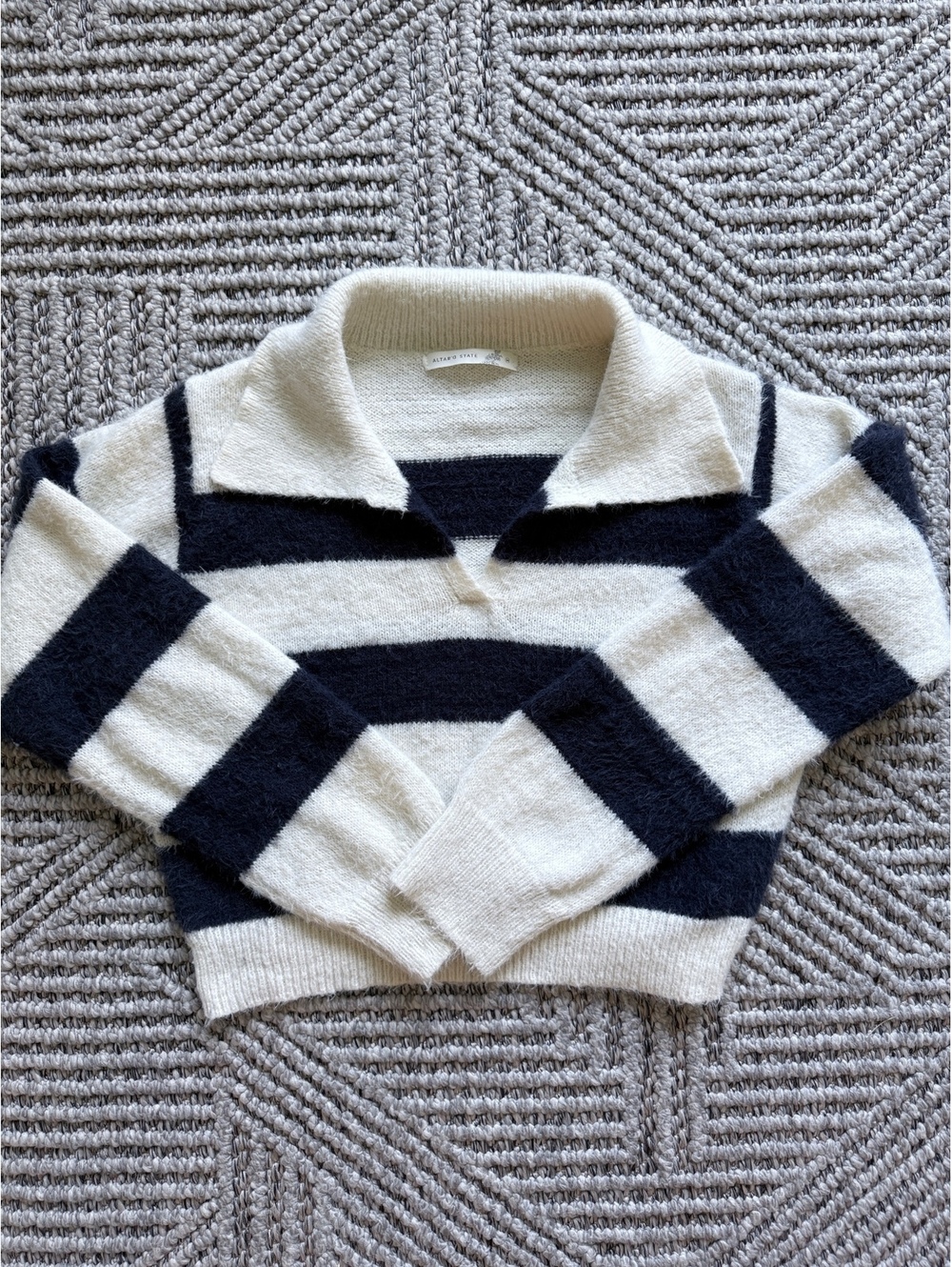 ALTAR'D STATE WHITE AND BLACK V-NECK COLLARED SWEATER Size M